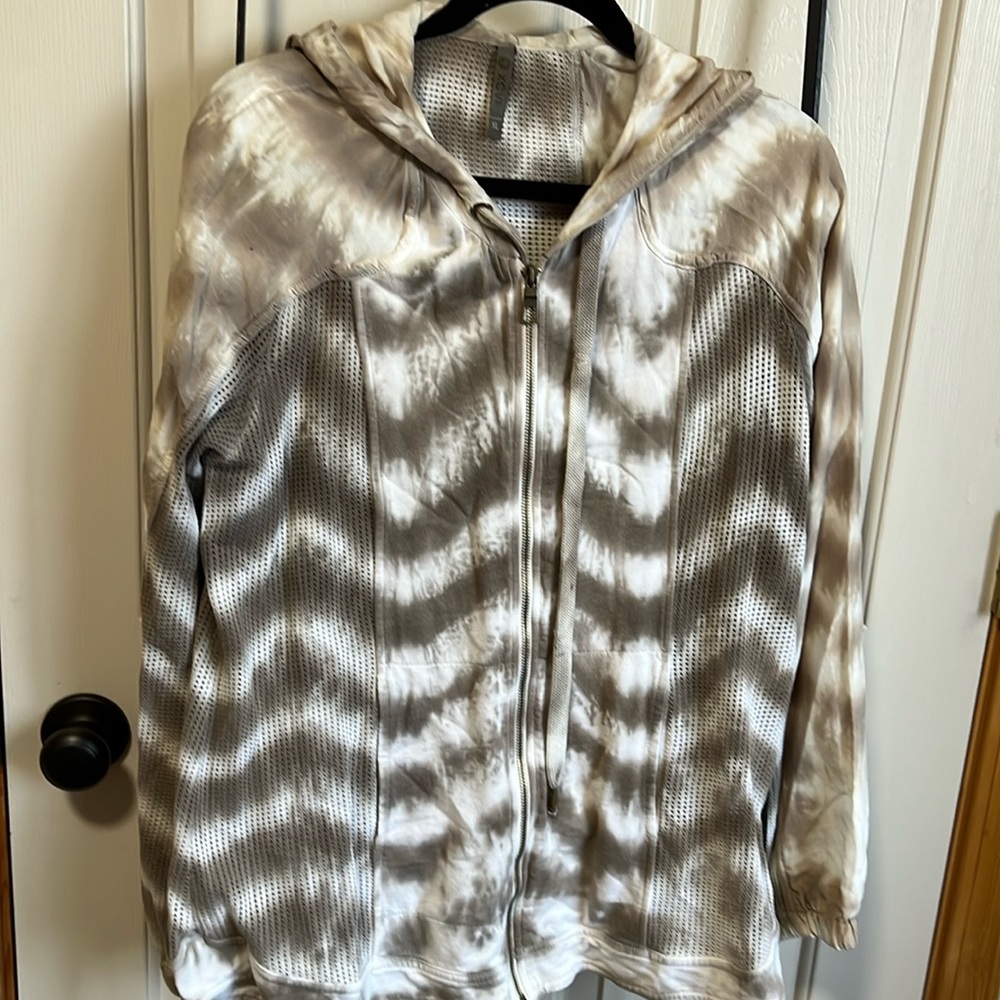 Like new sporty jacket Made with mixture of material stencil and cotton.